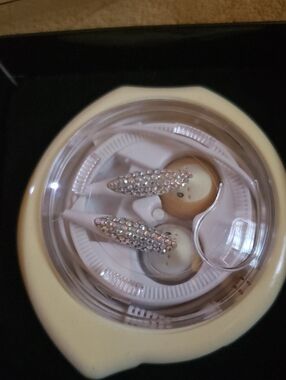 "Shuga Buds" Earbuds in White with Rhinestone  New Need New Bud Covers